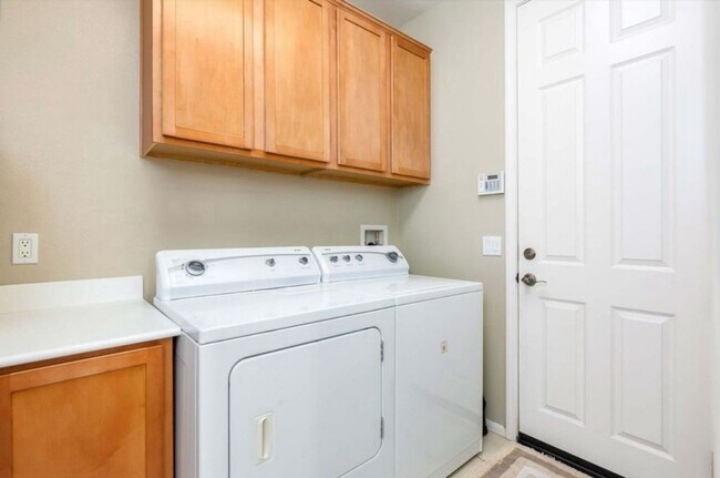 Foto del edificio - Spacious 5BR House in Palmdale