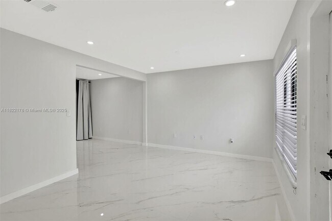 Foto del edificio - 3916 NW 207 St Rd