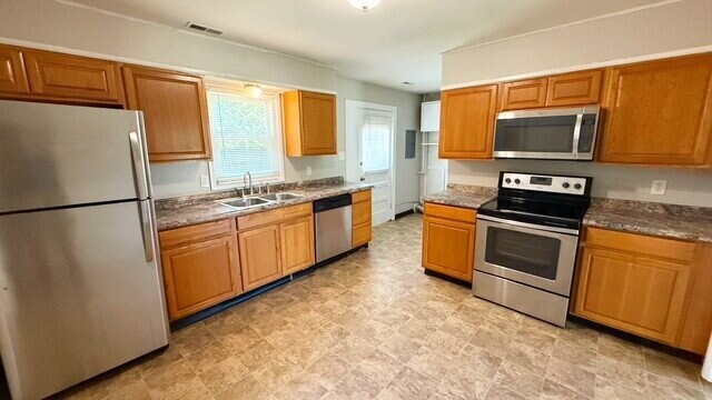 Foto del edificio - EAST SIDE/LAWRENCE 3 BEDROOM RANCH HOME RECENTLY UPDATED!