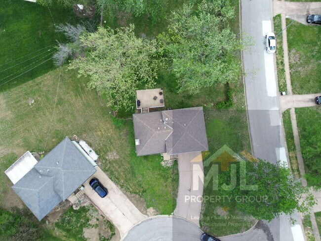 Foto del edificio - Beautiful 3 Bedroom / 1.5 Bath *Large Corner Lot* 2 Car Garage