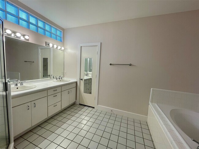 Building Photo - 5901 Fairdale Ln