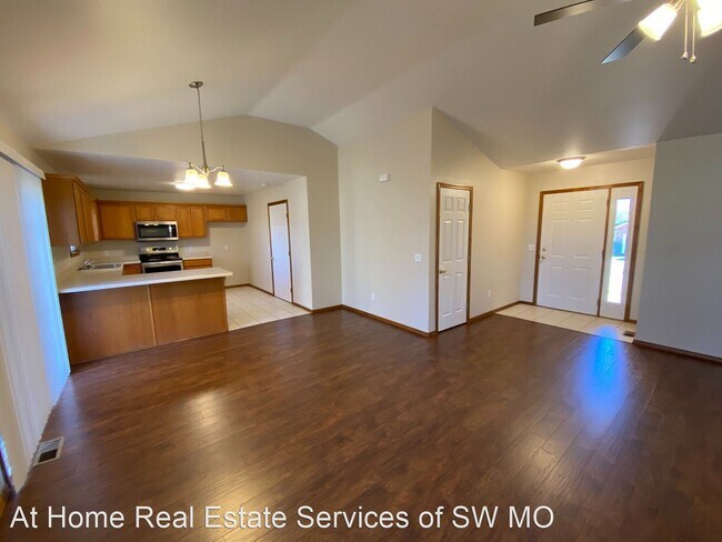 Building Photo - 3 br, 2 bath House - 625 S Hazelnut