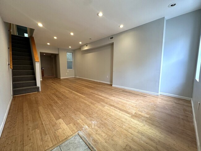 Building Photo - Gorgeous 3-Bedroom Townhouse in Point Bree...