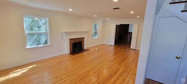 Building Photo - 661 Warner Ave