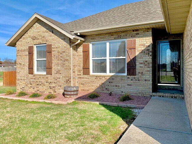 Building Photo - 130 Pinyon Ave