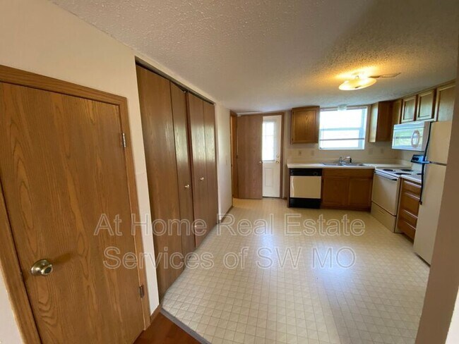 Building Photo - 1167 W Hall St