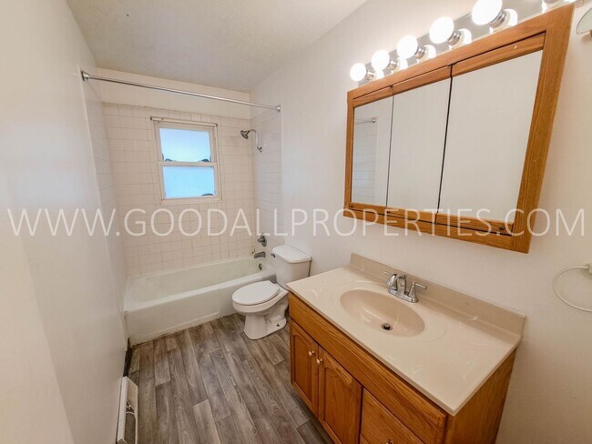 Building Photo - 2 Bedroom 1.5 bath Duplex in Des Moines