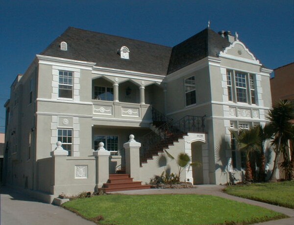 Main entrance - 1128 Meadowbrook Ave