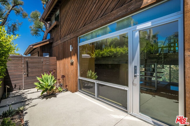 Building Photo - 1260 Linda Flora Dr