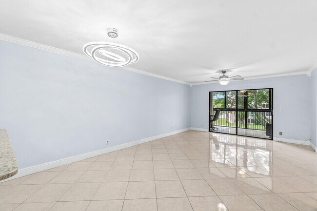 Foto del edificio - 14475 Strathmore Ln
