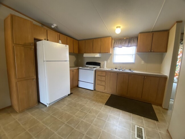 Building Photo - 2665 Douglas Rd