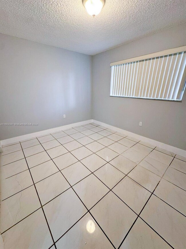 Foto del edificio - 8851 NW 119th St