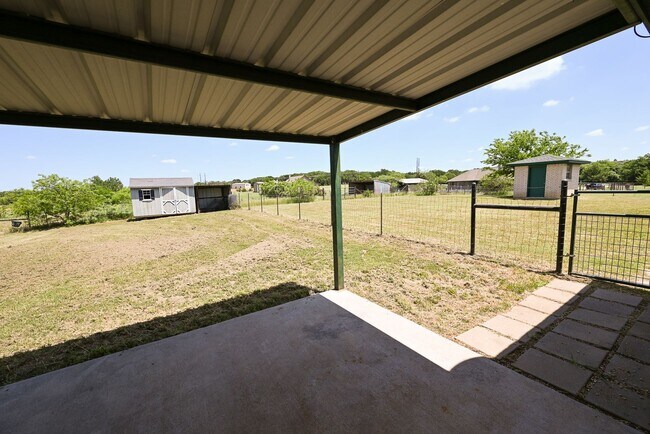 Foto del edificio - Charming 3-bedroom, 2-bath home situated on 2 acres in Decatur ISD!
