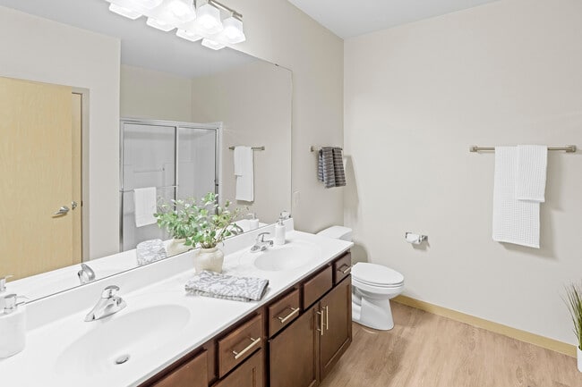 The Woodlands Primary Bathroom - The Woodlands Apartments