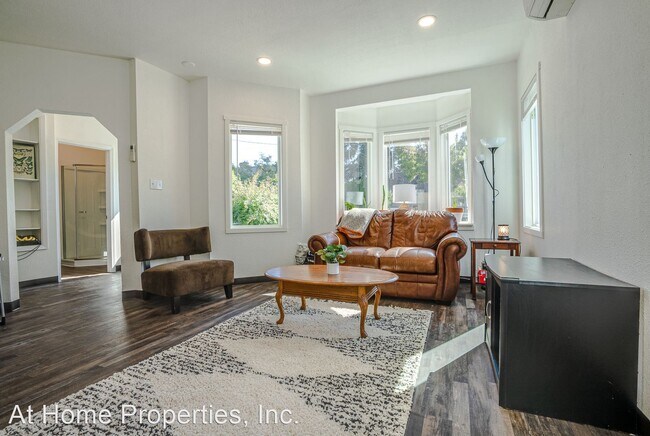 Foto del edificio - 5 br, 3 bath House - 530 NW 13th St