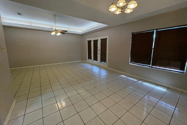 Building Photo - 1603 Sherwood Dr
