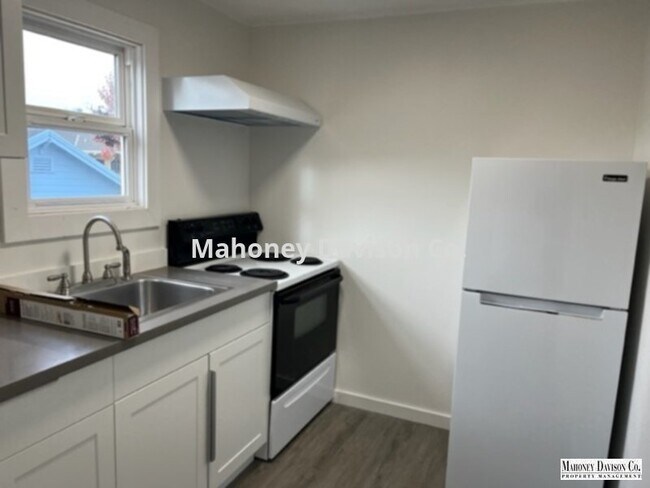 Building Photo - One bdrm, one bath apt over garage on pres...