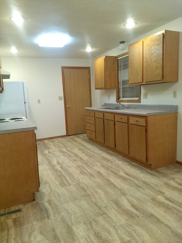 Building Photo - 301 E Klug Ave