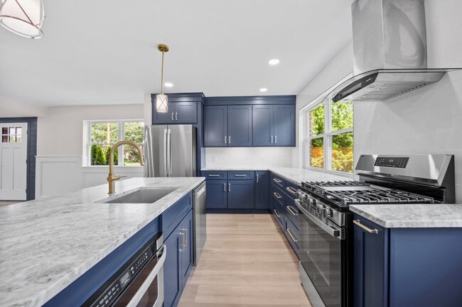 Building Photo - 857 Green Valley Dr