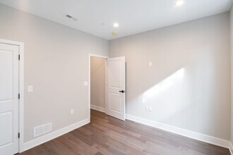 Building Photo - 1910 Monument St