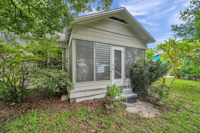 Building Photo - Charming Fully Furnished Gulfport Bungalow |