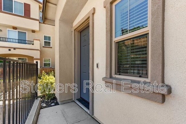 Building Photo - 283 Laurel Knoll Dr