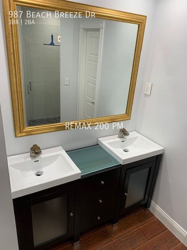 Foto del edificio - 987 Beach Breeze Dr