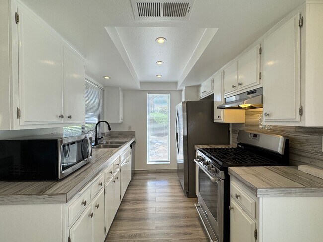 Foto del edificio - Upgraded 2 Bedroom 1 Bath Condo In Casa Del Cerro, Central A/C, Pool