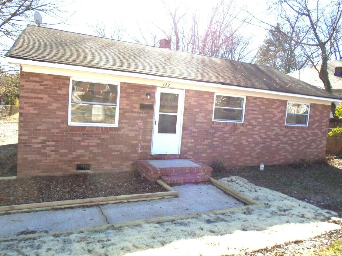 Primary Photo - 322 N Hoskins Rd