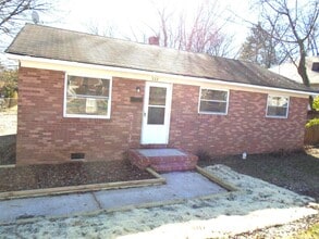 322 N Hoskins Rd
