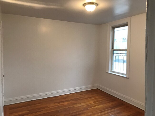 Building Photo - 1714 White Plains Rd