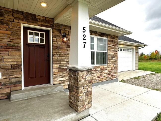 Building Photo - 527 Vasa Wy