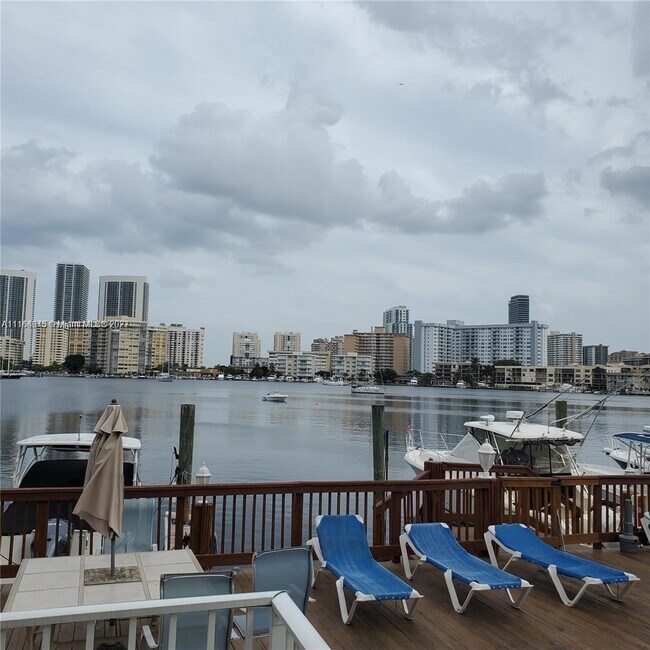 Foto del edificio - 462 Golden Isles Dr