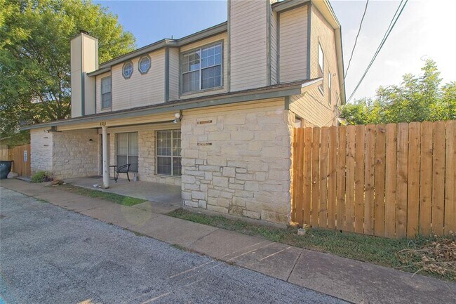 Building Photo - 2211 Creekside Ln