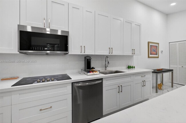 Foto del edificio - 4730 NW 102nd Ave