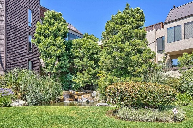 Foto del edificio - 950 N Kings Rd