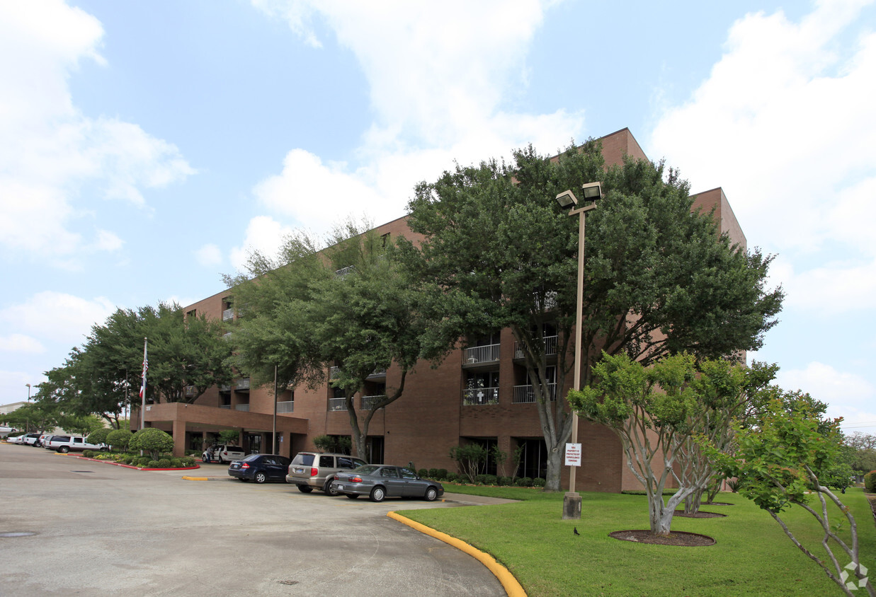 Primary Photo - Bayshore Towers Apartments