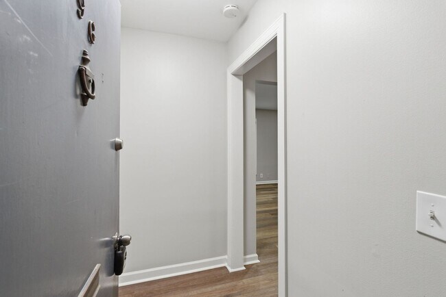Building Photo - AVAILABLE NOW. $200 RENT CREDIT IF LEASED BY JULY 1. Newly renovated kitchen. 2 BED 1 1/2 BATH co...