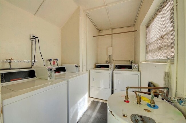 Building Photo - Spacious one bed one bath with pool!