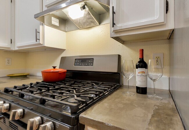 Building Photo - Stunning Remodel – 3 Bed / 3 Bath on a Shy...