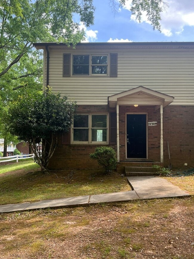 Building Photo - 112 Colonial Cir