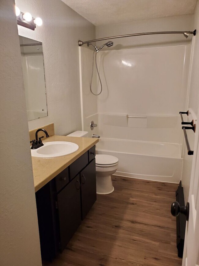 Building Photo - Darling updated duplex