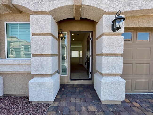 Foto del edificio - BEAUTIFUL 5 BED 3.5 BATH 3 FLOORS 2 CAR GARAGE SINGLE FAMILY HOME W/ LARGE LOFT & BACKYARD FOR RENT!