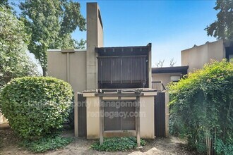 Building Photo - 2208 Woodside Ln