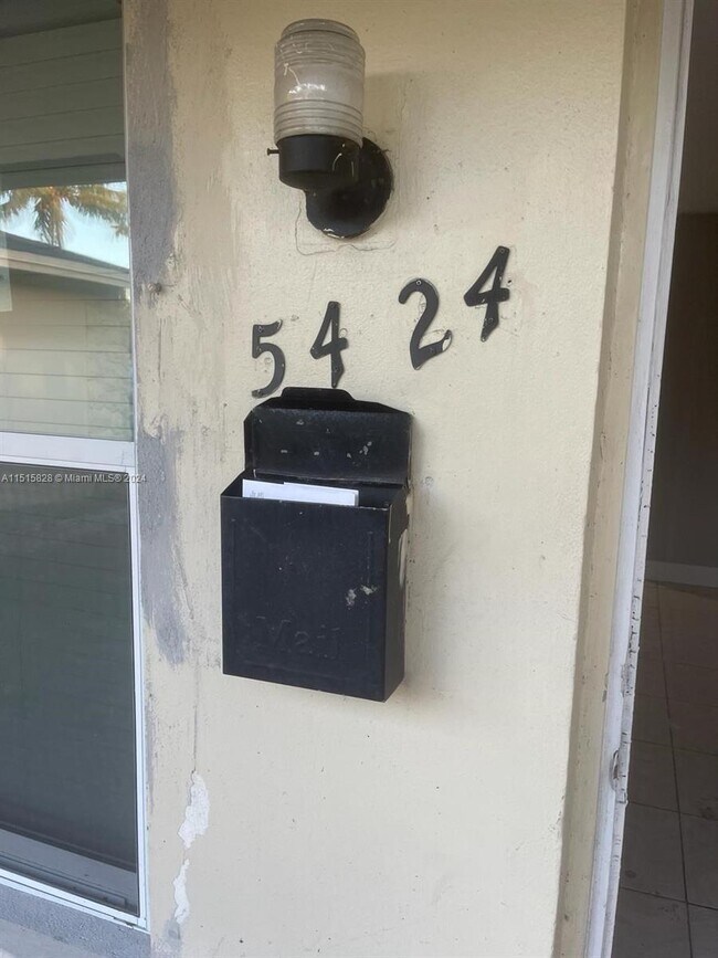 Foto del edificio - 5424 NW 17th Ct