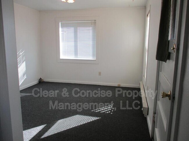 Building Photo - 157 Monroe St