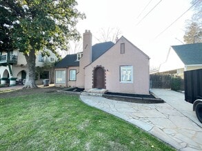 Building Photo - 950 Live Oak Blvd