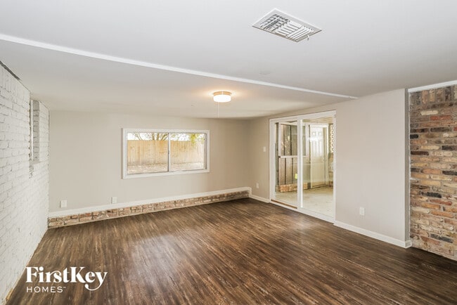 Building Photo - 4908 Meadowlark St