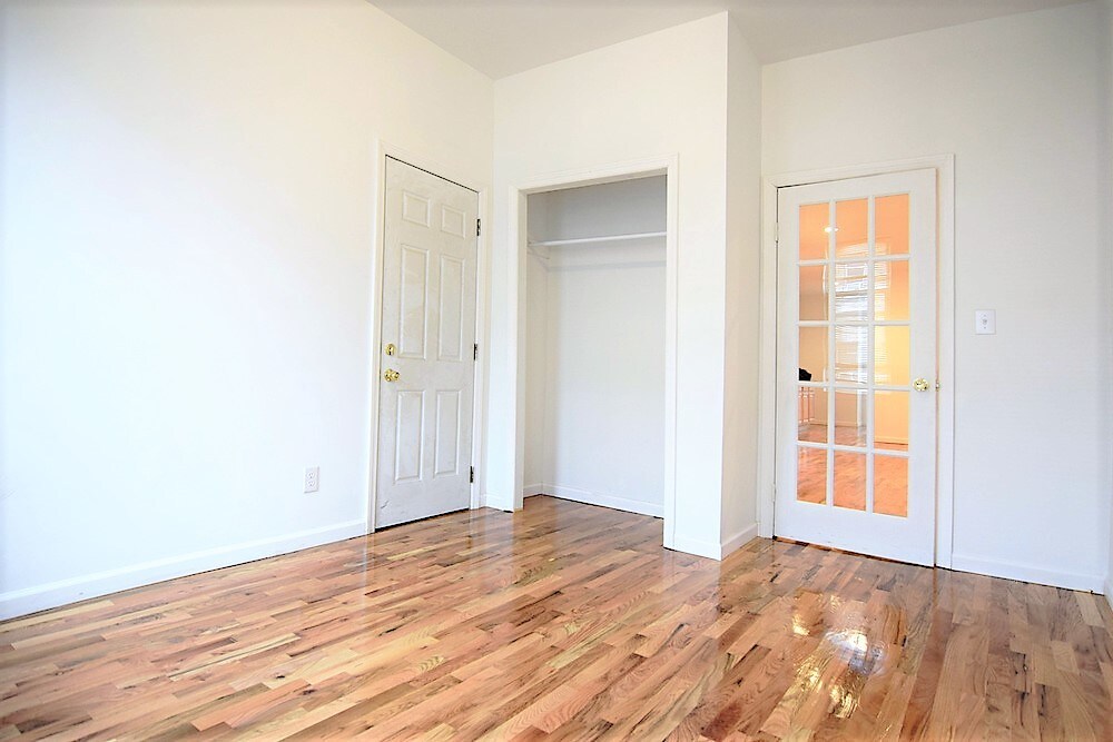 Foto del edificio - 61-13 55th St