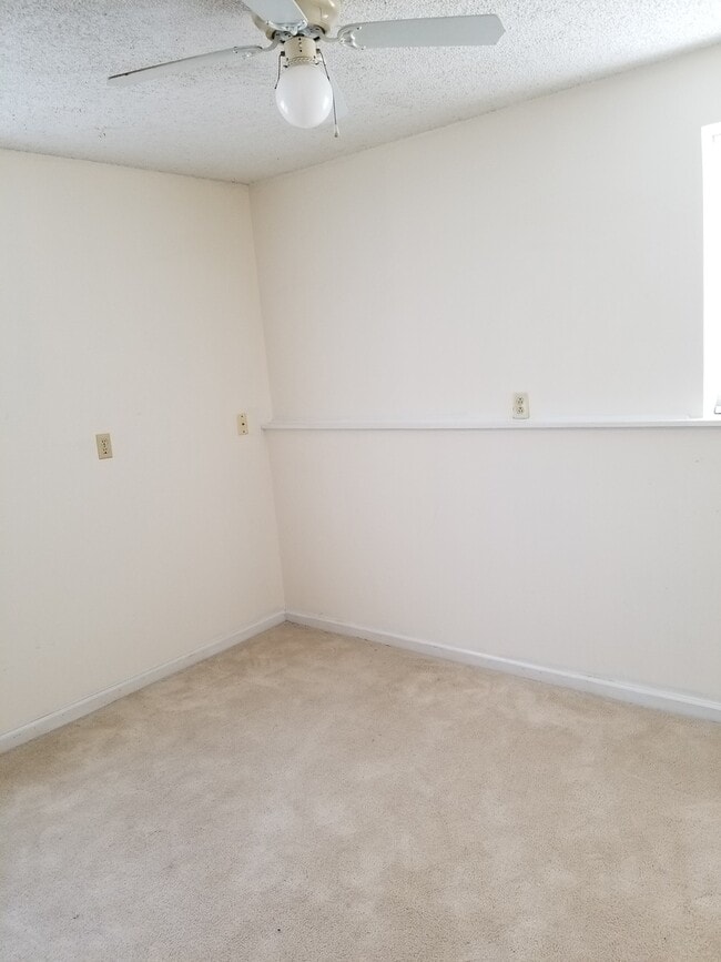 Building Photo - 718 Demaret Dr